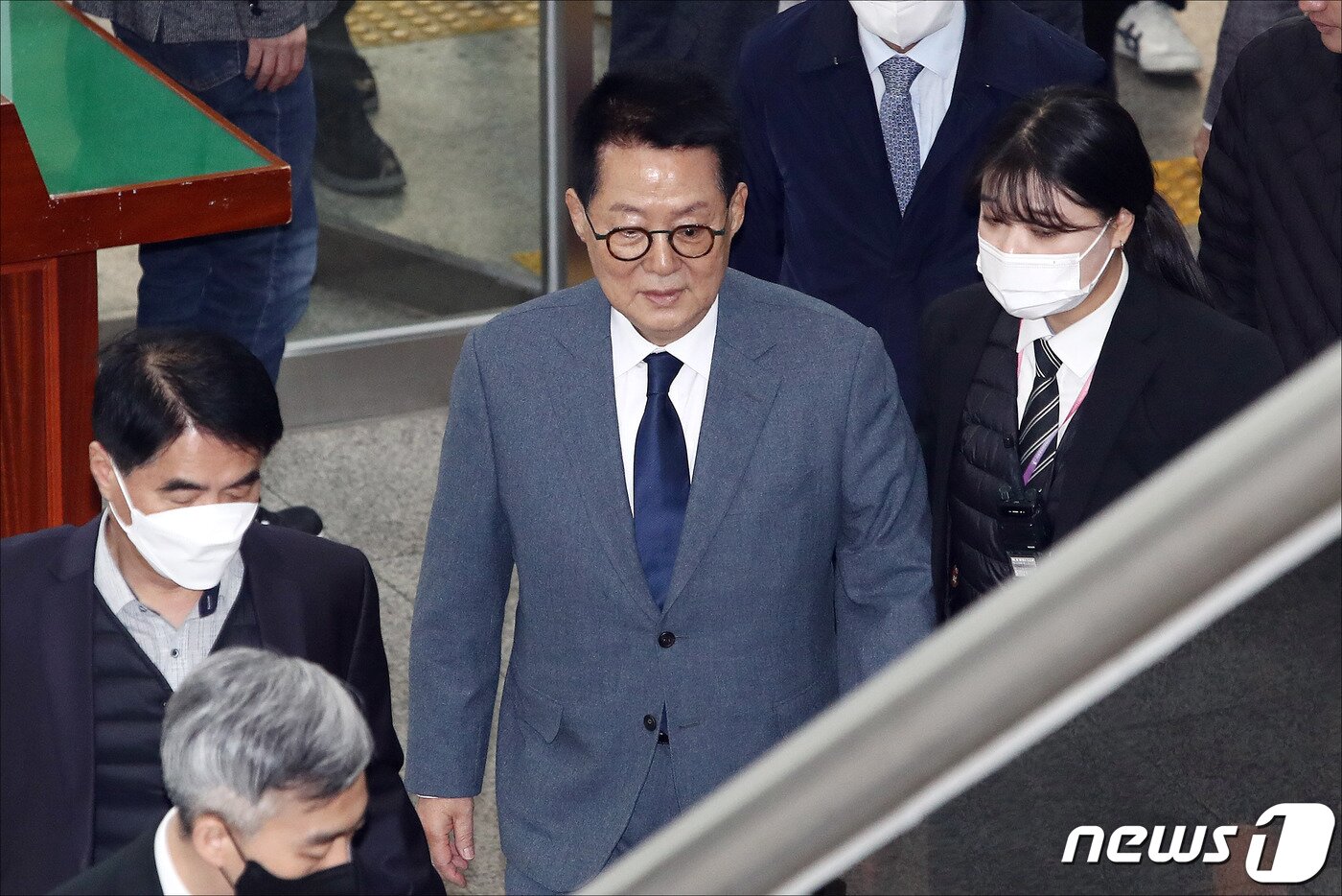 본문 이미지 - 박지원 전 국가정보원장이 24일 오전 서울 서초구 서울중앙지방법원에서 열린 '서해 공무원 피격' 사건 첫 공판에 출석하고 있다. (공동취재) 2023.3.24/뉴스1 ⓒ News1 임세영 기자