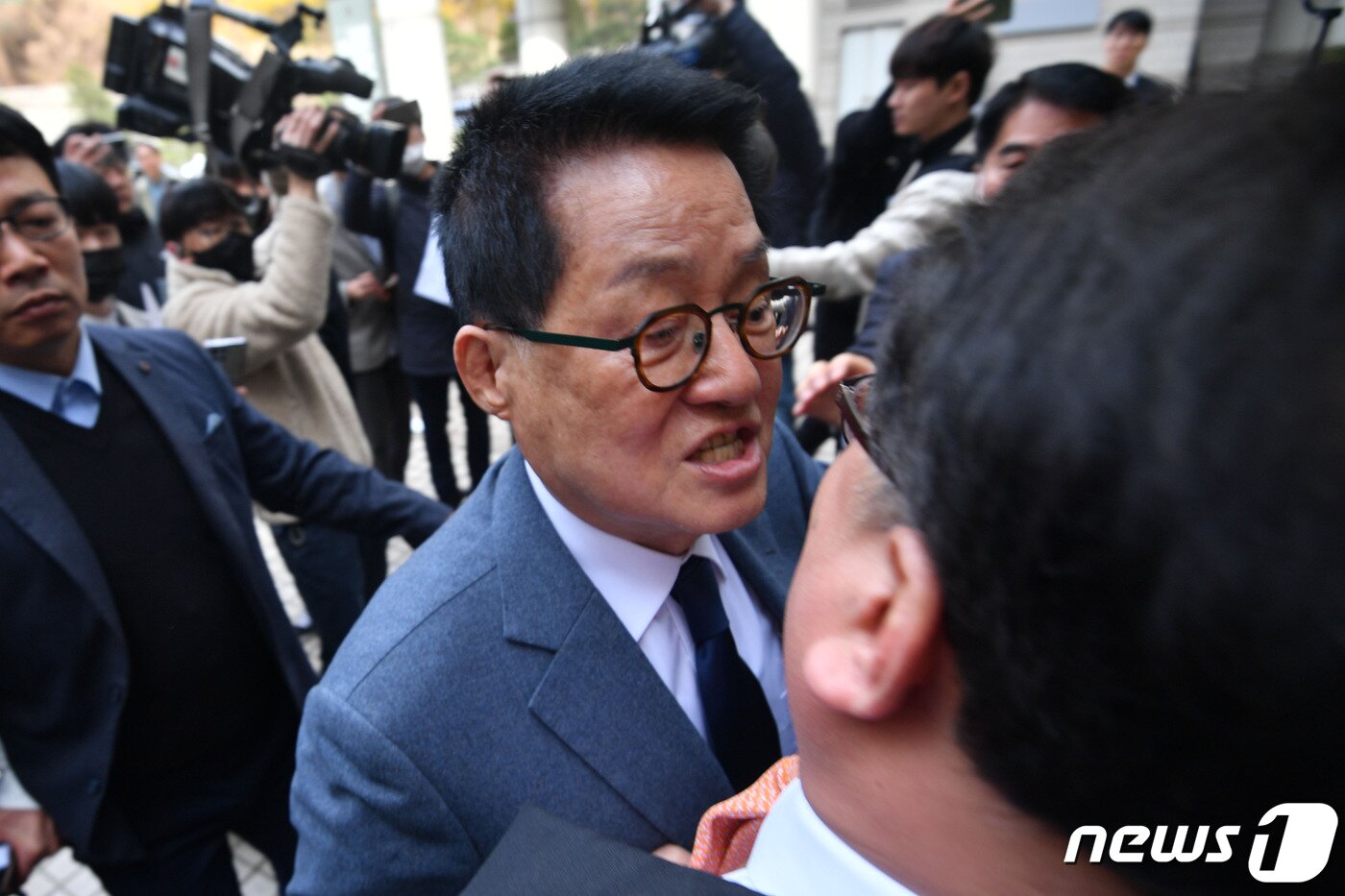 본문 이미지 - 서해 공무원 피격 사건을 은폐하려 한 혐의로 기소된 박지원 전 국가정보원장이 24일 서울 서초구 서울중앙지방법원에서 열린 1차 공판에 출석하며 서해 피격 공무원 유족 이래진 씨의 항의를 받고 있다. (공동취재) 2023.3.24/뉴스1 ⓒ News1 임세영 기자
