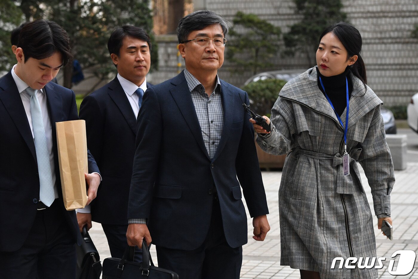 본문 이미지 - 서해 공무원 피격 사건을 은폐하려 한 혐의로 기소된 서욱 전 국방부 장관이 24일 서울 서초구 서울중앙지방법원에서 열린 1차 공판에 출석하고 있다. (공동취재) 2023.3.24/뉴스1 ⓒ News1 임세영 기자