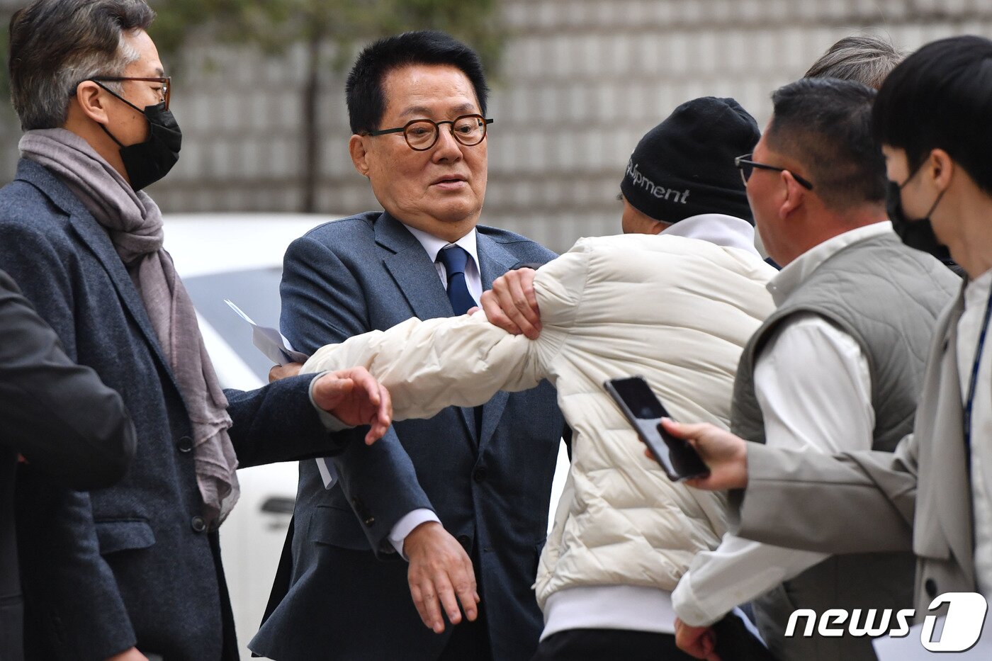 본문 이미지 - 서해 공무원 피격 사건을 은폐하려 한 혐의로 기소된 박지원 전 국가정보원장이 24일 서울 서초구 중앙지방법원에서 열린 1차 공판에 출석하며 서해 피격 공무원 유족 이래진 씨의 항의를 받고 있다. (공동취재) 2023.3.24/뉴스1 ⓒ News1 임세영 기자