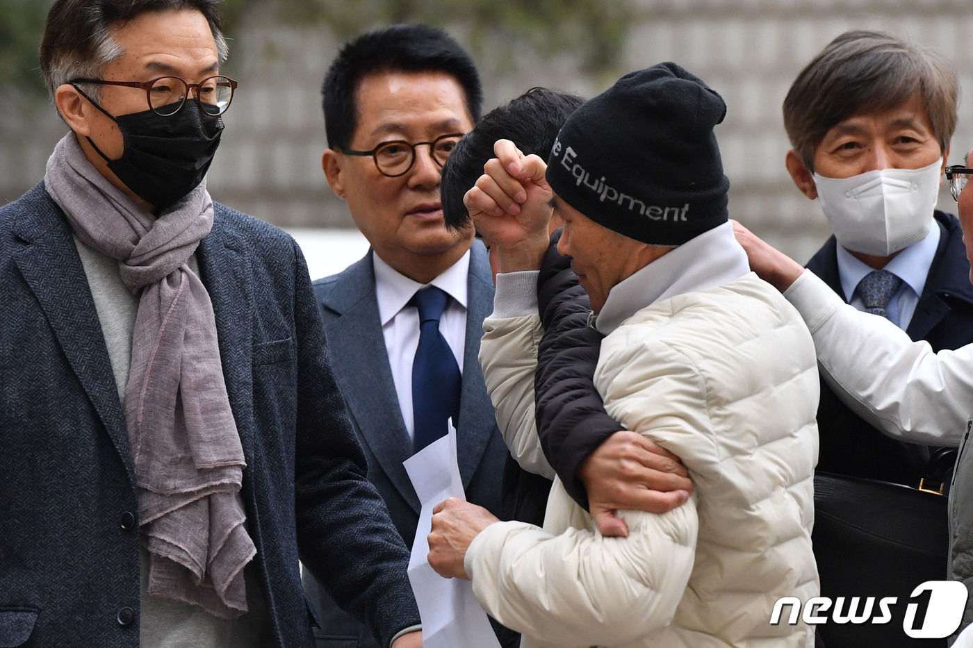 (서울=뉴스1) 임세영 기자 = 서해 공무원 피격 사건을 은폐하려 한 혐의로 기소된 박지원 전 국가정보원장이 24일 서울 서초구 서울중앙지방법원에서 열린 1차 공판에 출석하며 서해 …