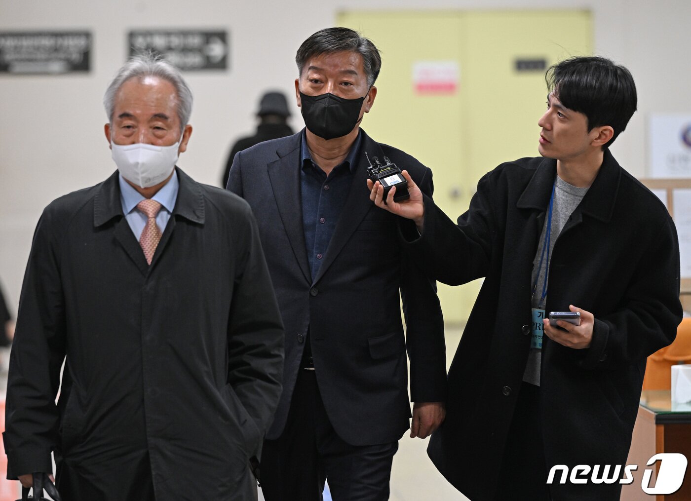 본문 이미지 - 서해 공무원 피격 사건을 은폐하려 한 혐의로 기소된 김홍희 전 해양경찰청장이 24일 서울 서초구 서울중앙지법에서 열린 첫 공판에 출석하고 있다. (공동취재) 2023.3.24/뉴스1 ⓒ News1 임세영 기자
