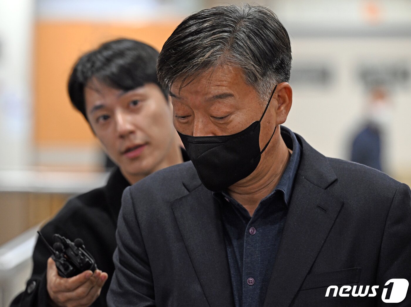본문 이미지 - 서해 공무원 피격 사건을 은폐하려 한 혐의로 기소된 김홍희 전 해양경찰청장이 24일 서울 서초구 중앙지법에서 열린 첫 공판에 출석하고 있다. (공동취재) 2023.3.24/뉴스1 ⓒ News1 임세영 기자
