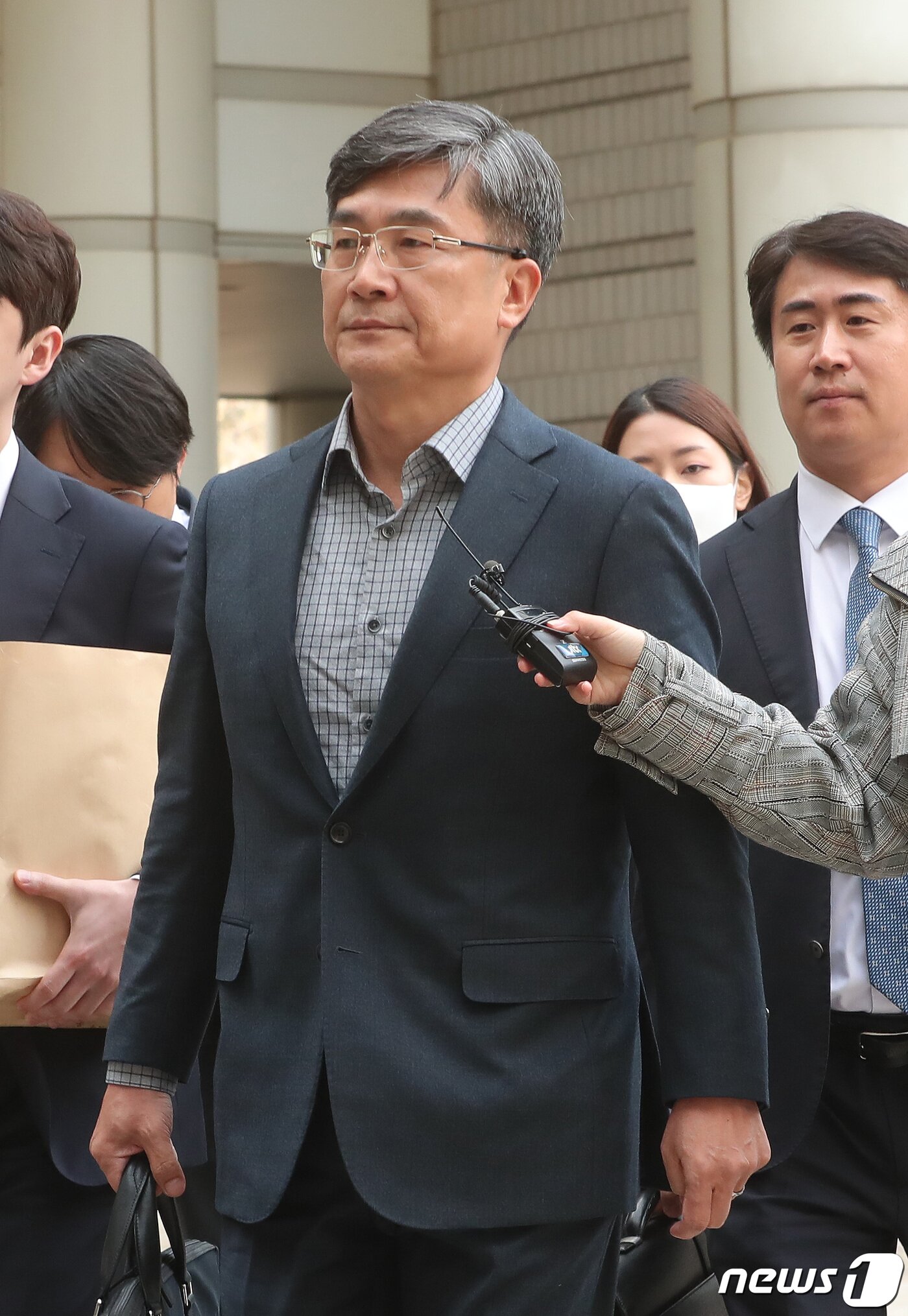 본문 이미지 - 서해 피격 사건 은폐 시도 및 월북몰이 혐의로 기소된 서욱 전 국가정보원장이 서울 서초구 서울중앙지방법원에서 열린 1차 공판에 출석하고 있다. (공동취재) 2023.3.24/뉴스1 ⓒ News1 임세영 기자
