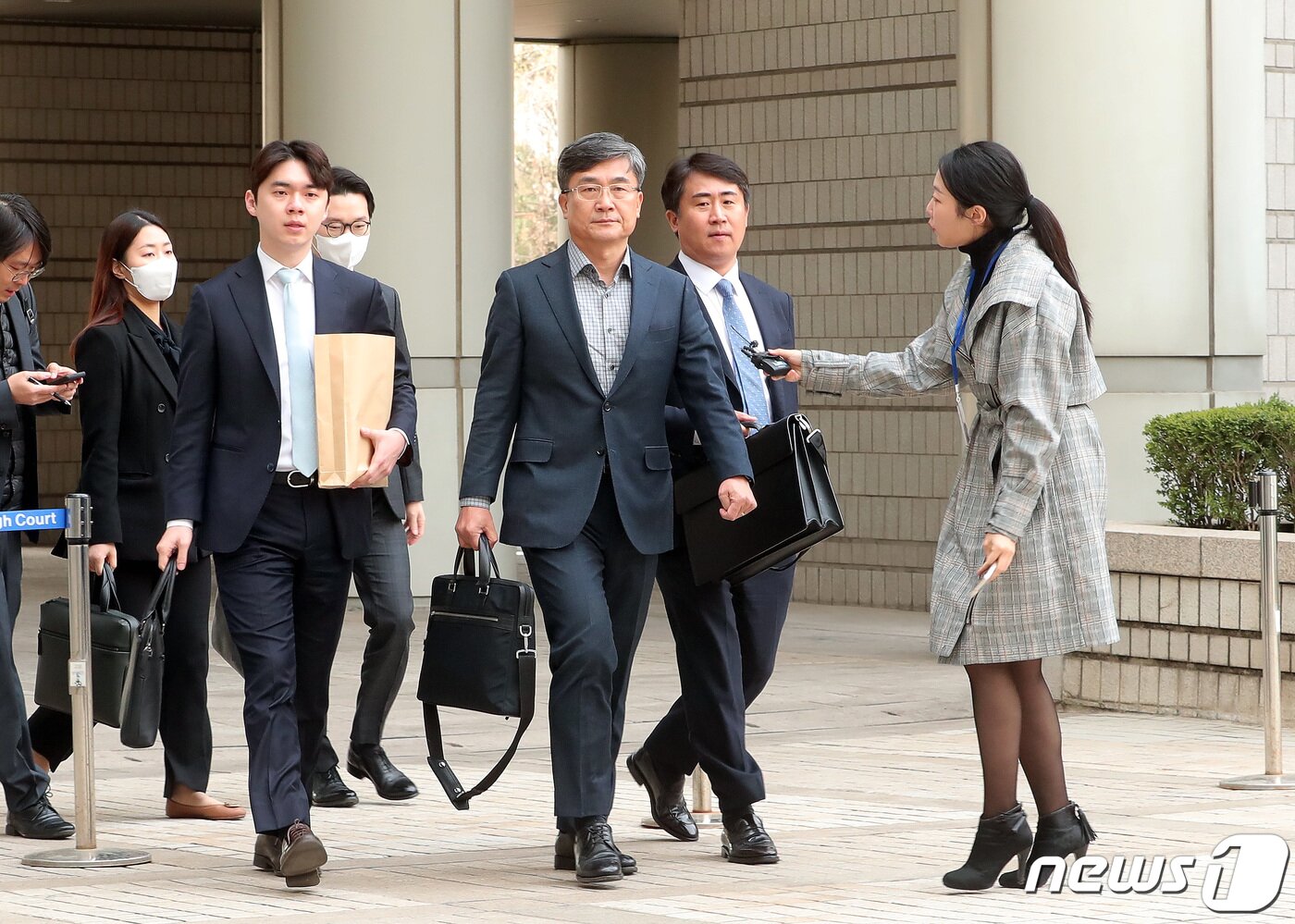 본문 이미지 - 서해 피격 사건 은폐 시도 및 월북몰이 혐의로 기소된 서욱 전 국가정보원장이 서울 서초구 서울중앙지방법원에서 열린 1차 공판에 출석하고 있다. (공동취재) 2023.3.24/뉴스1 ⓒ News1 임세영 기자