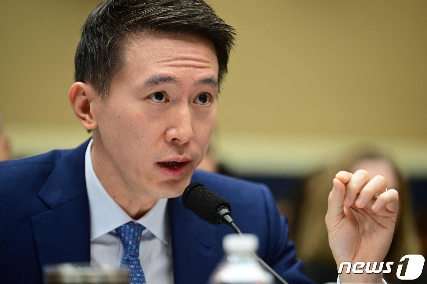 본문 이미지 - 쇼우지추 틱톡 CEO가 23일&#40;현지시간&#41; 워싱턴 의사당의 하원 에너지 및 상업위원회 청문회에 출석해 증언을 하고 있다. ⓒ AFP=뉴스1 ⓒ News1 우동명 기자