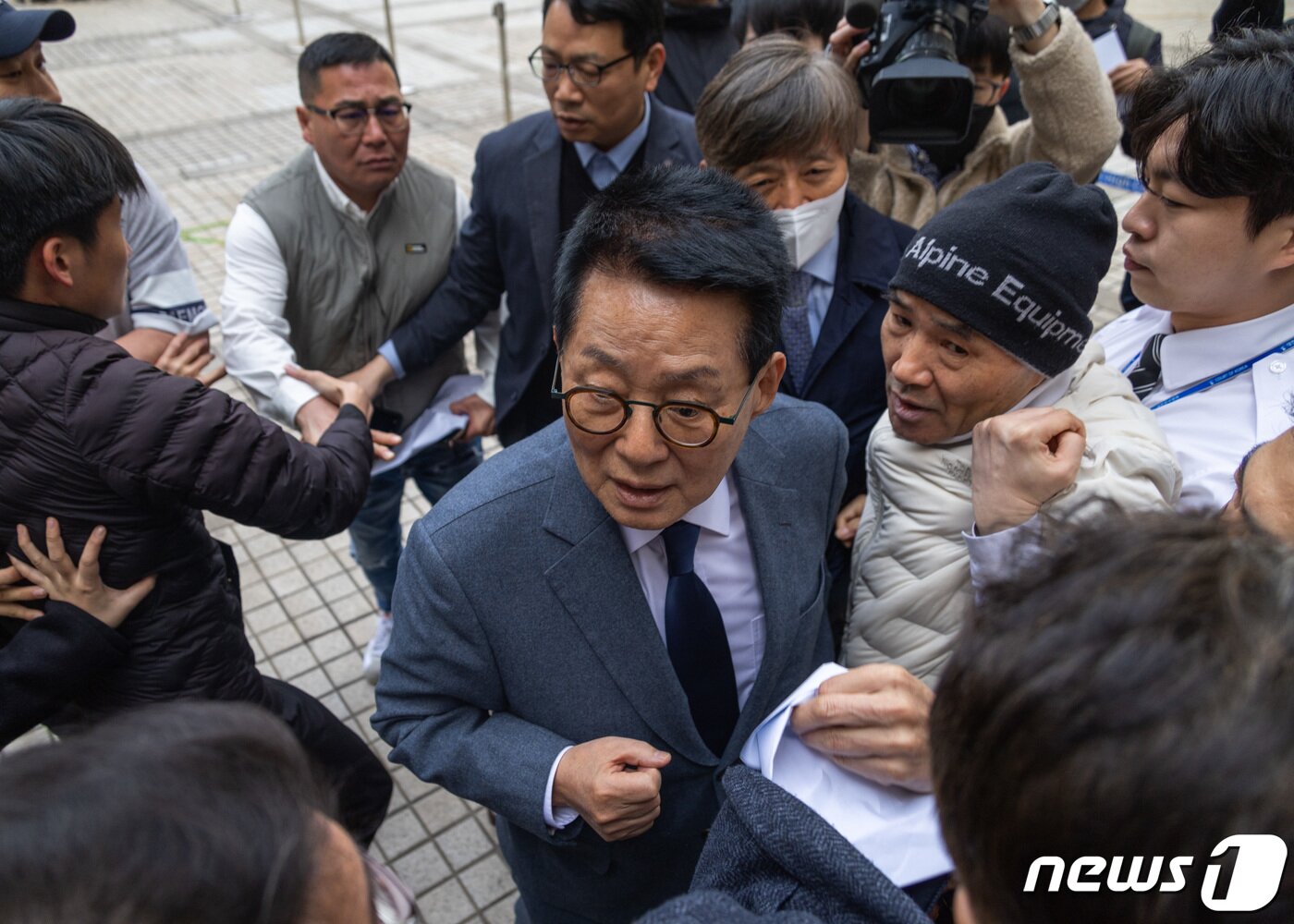 본문 이미지 - 서해 공무원 피격 사건을 은폐하려 한 혐의로 기소된 박지원 전 국가정보원장이 24일 오전 서울 서초구 중앙지방법원에서 열린 첫 공판에 출석하자 서해 피격 공무원 유족 이래진씨와 유족 측 변호사 김기윤씨가 항의를 하고 있다. (공동취재) 2023.3.24/뉴스1 ⓒ News1 임세영 기자
