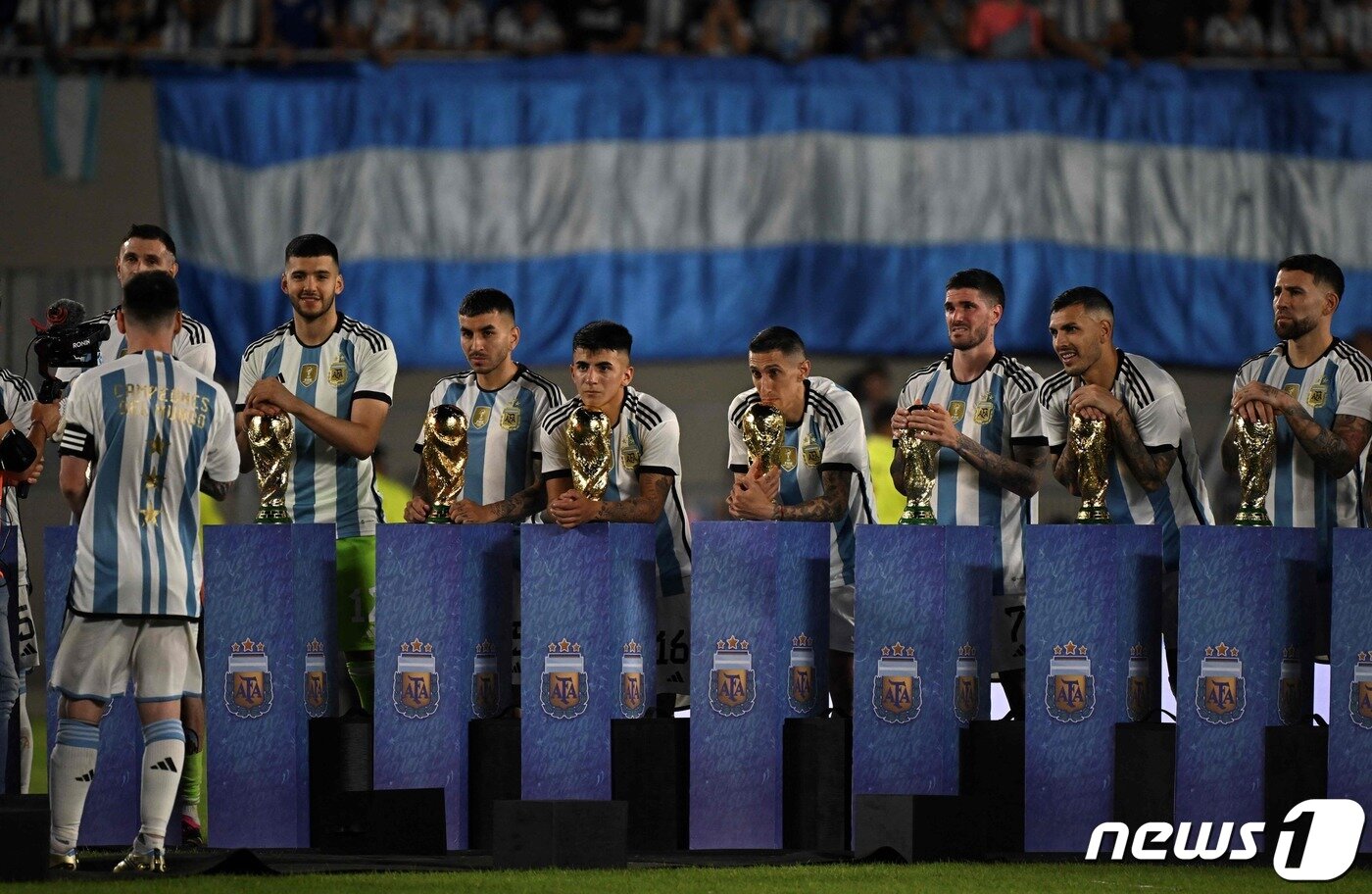 본문 이미지 - 월드컵 우승 트로피를 받은 아르헨티나 선수들 ⓒ AFP=뉴스1
