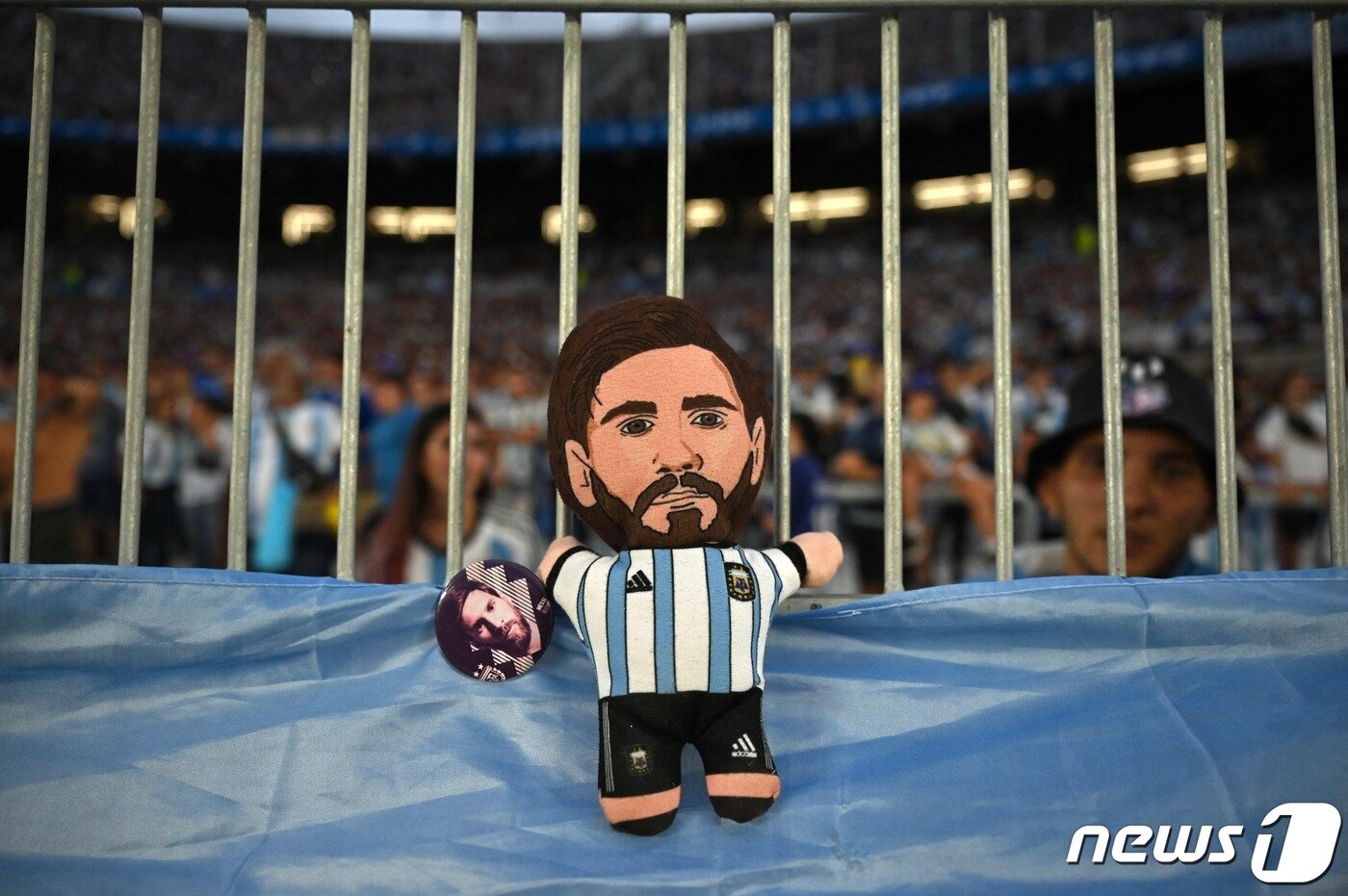 본문 이미지 - 메시 인형ⓒ AFP=뉴스1