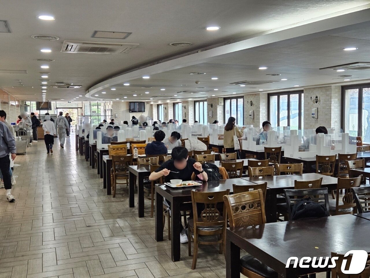 본문 이미지 - 24일 오전 8시30분 부산대학교 금정회관에서 학생들이 ‘천원의 아침밥’을 먹고 있다.2023.3.24/뉴스1 ⓒ News1 강승우 기자