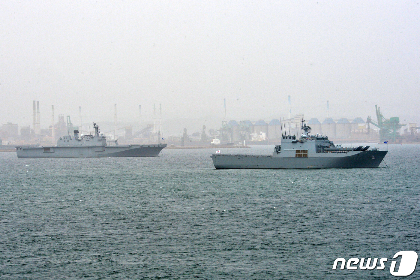 대한민국 해군 독도함과 노적봉함 - 뉴스1
