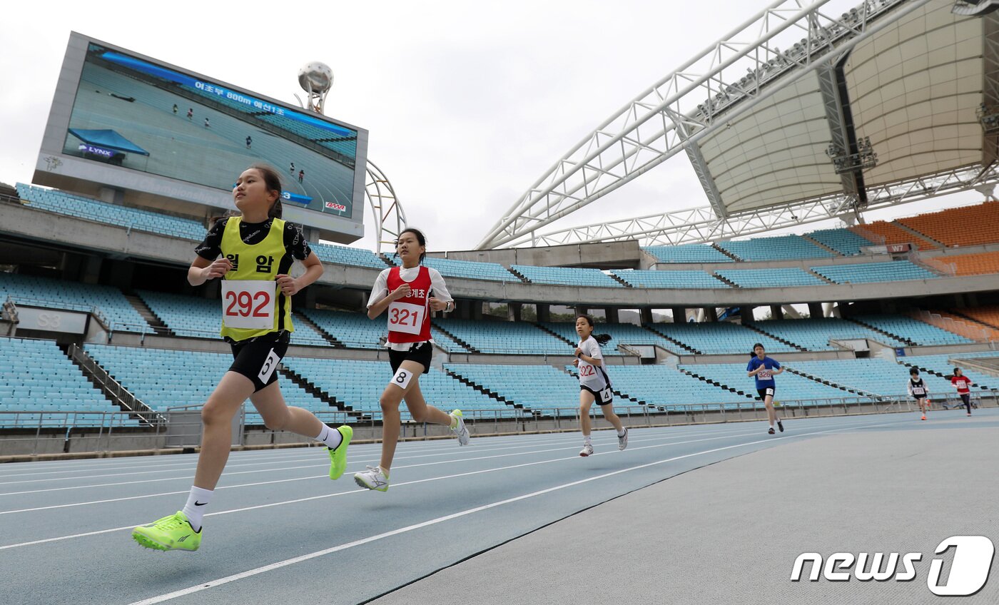 본문 이미지 - 트랙에서 달리고 있는 육상 선수들. 2023.3.24/뉴스1 ⓒ News1 공정식 기자