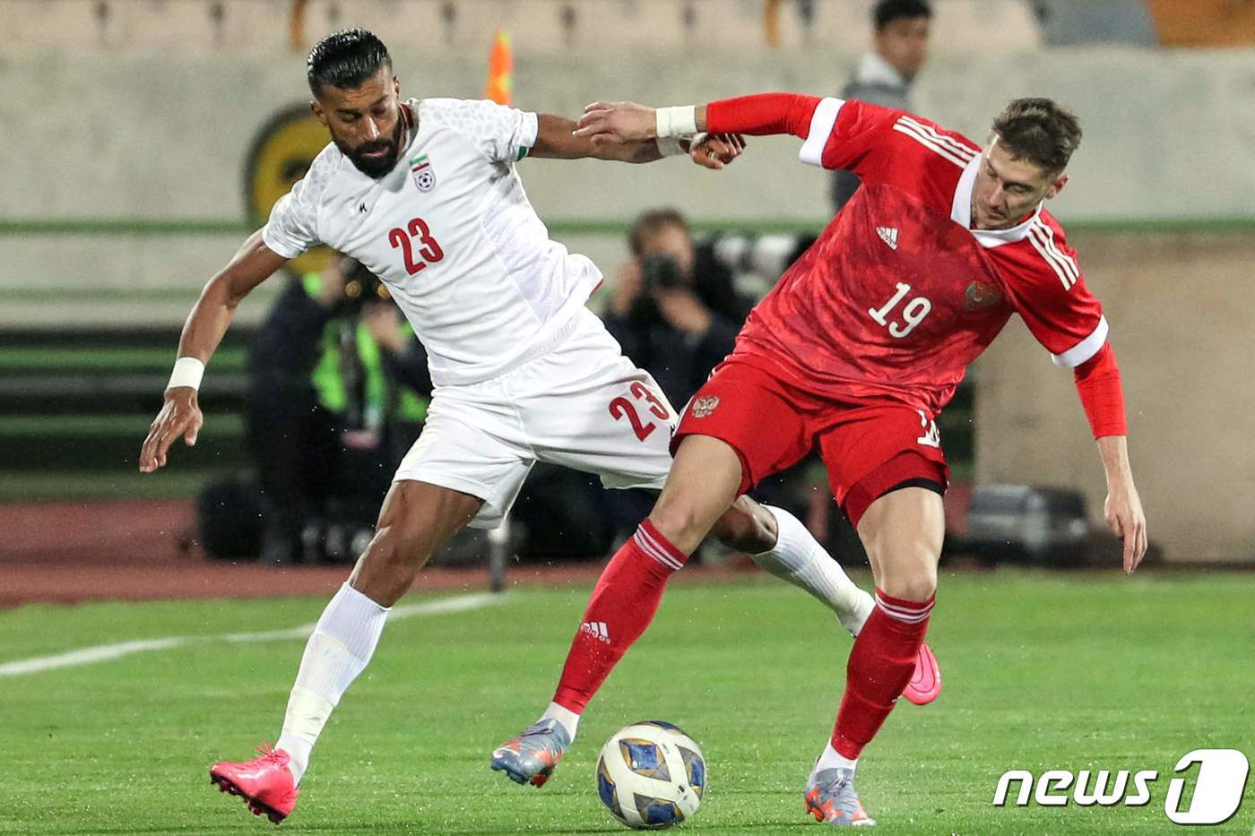 본문 이미지 - 이란과 평가전을 가진 러시아. ⓒ AFP=뉴스1