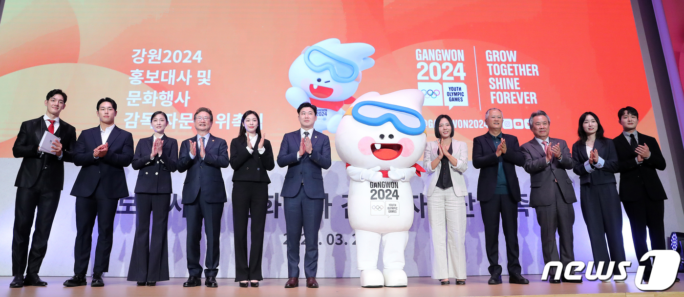 (서울=뉴스1) 김진환 기자 = 24일 서울 송파구 올림픽파크텔 올림피아홀에서 열린 ‘2024 강원 동계청소년올림픽대회’ 홍보대사 위촉식에서 배우 박재민(왼쪽부터), 前 스켈레톤 …