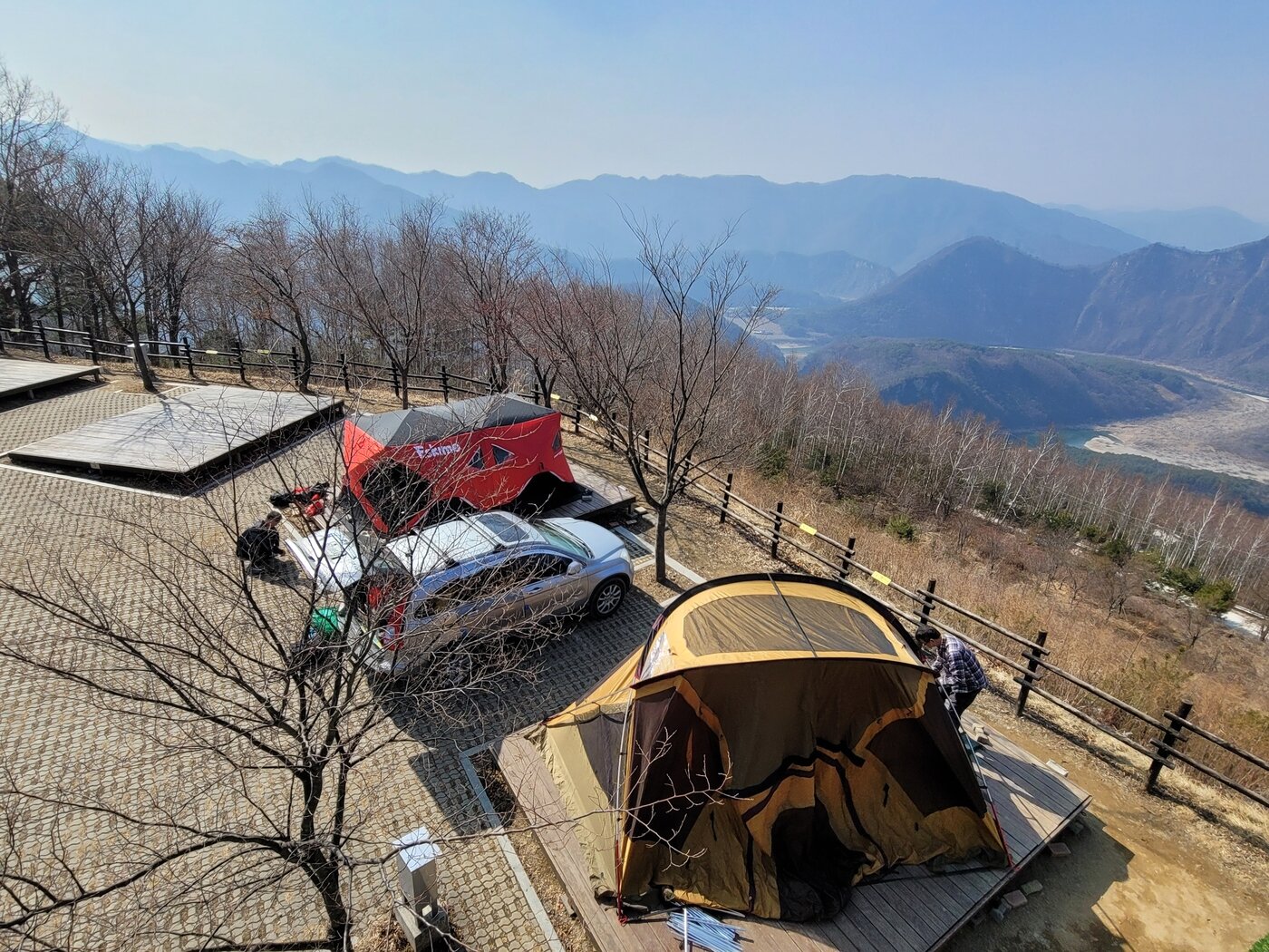 본문 이미지 - 동강전망자연휴양림에서 캠핑을 즐기는 사람들&#40;한국관광공사 제공&#41;