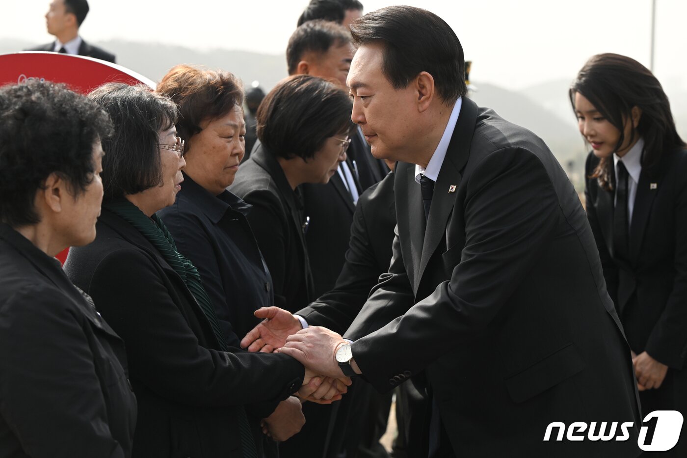 본문 이미지 - 윤석열 대통령과 김건희 여사가 24일 국립대전현충원에서 제8회 서해수호의 날 기념식에 참석하기 전 연평도 포격전·제2연평해전 전사자 유족들과 인사를 나누고 있다. 왼쪽부터 고 조천형 상사 어머니 임헌순 씨, 고 서후원 중사 어머니 김정숙 씨, 고 황도현 중사 어머니 박공순씨, 고 서정우 하사 어머니 김오복 씨. (대통령실 제공) 2023.3.24/뉴스1 ⓒ News1 안은나 기자