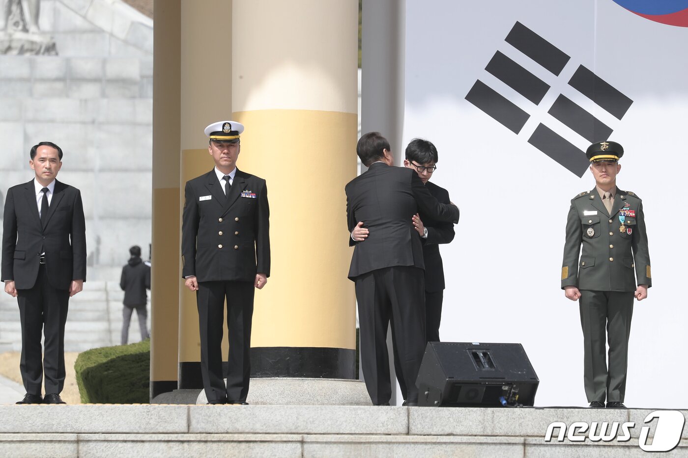 본문 이미지 - 윤석열 대통령이 지난 24일 국립대전현충원에서 열린 제8회 서해수호의 날 기념식에 참석해 기념사를 마친 후 천안함 생존장병 전준영씨를 포옹하고 있다. (대통령실 제공) 2023.3.24/뉴스1 ⓒ News1 안은나 기자