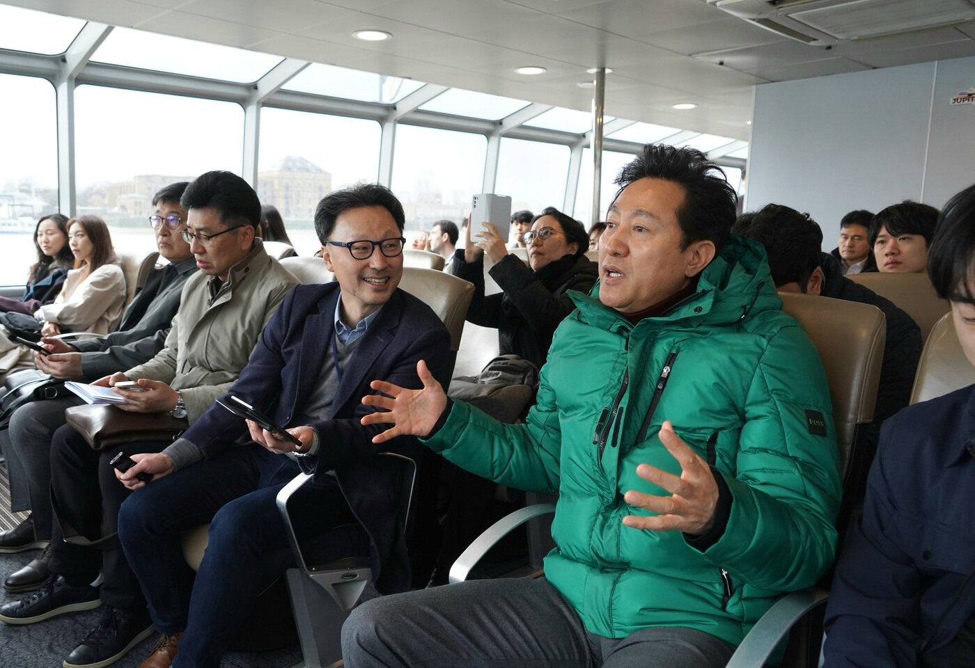 본문 이미지 - 오세훈 서울시장이 지난 13일(현지시간) 런던의 동서를 연결하는 주요 교통수단 중 하나인 '리버버스'에 직접 탑승, 템스강의 수변 경관에 대해 이재혁 건축가로부터 설명을 듣고 있다. (서울시 제공)