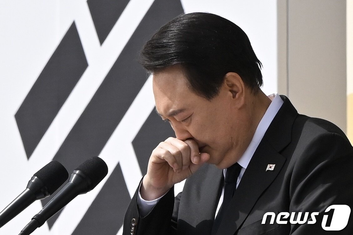 본문 이미지 - 윤석열 대통령이 지난 3월24일 국립대전현충원에서 열린 제8회 서해수호의 날 기념식에 참석해 서해수호 55용사들의 이름을 한명 한명 부르기 전 울먹이고 있다. (대통령실 제공) 2023.3.24/뉴스1 ⓒ News1 안은나 기자