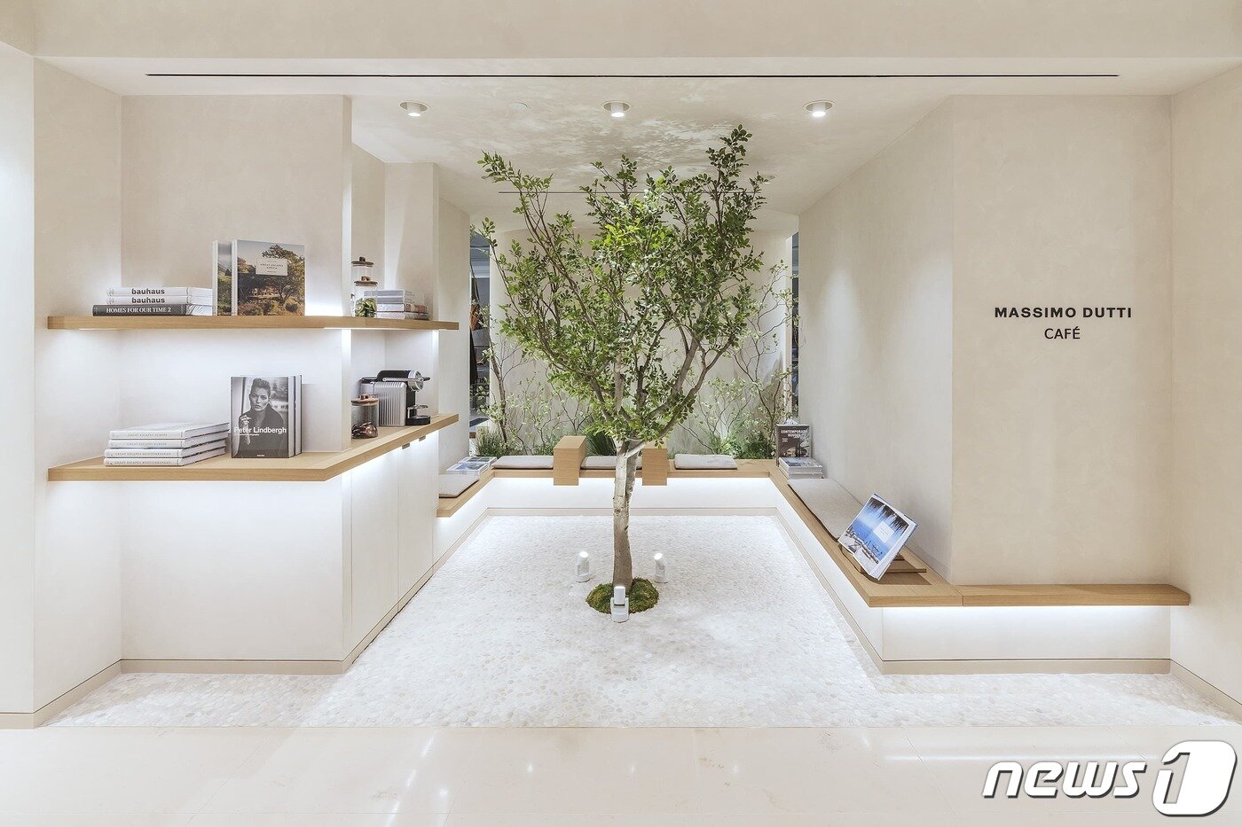 본문 이미지 - 서울 여의도 IFC몰에 위치한 '마시모두띠' 매장 모습.(인디텍스 제공)