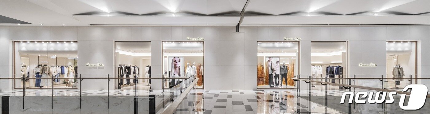 본문 이미지 - 서울 여의도 IFC몰에 위치한 '마시모두띠' 매장 모습.(인디텍스 제공)