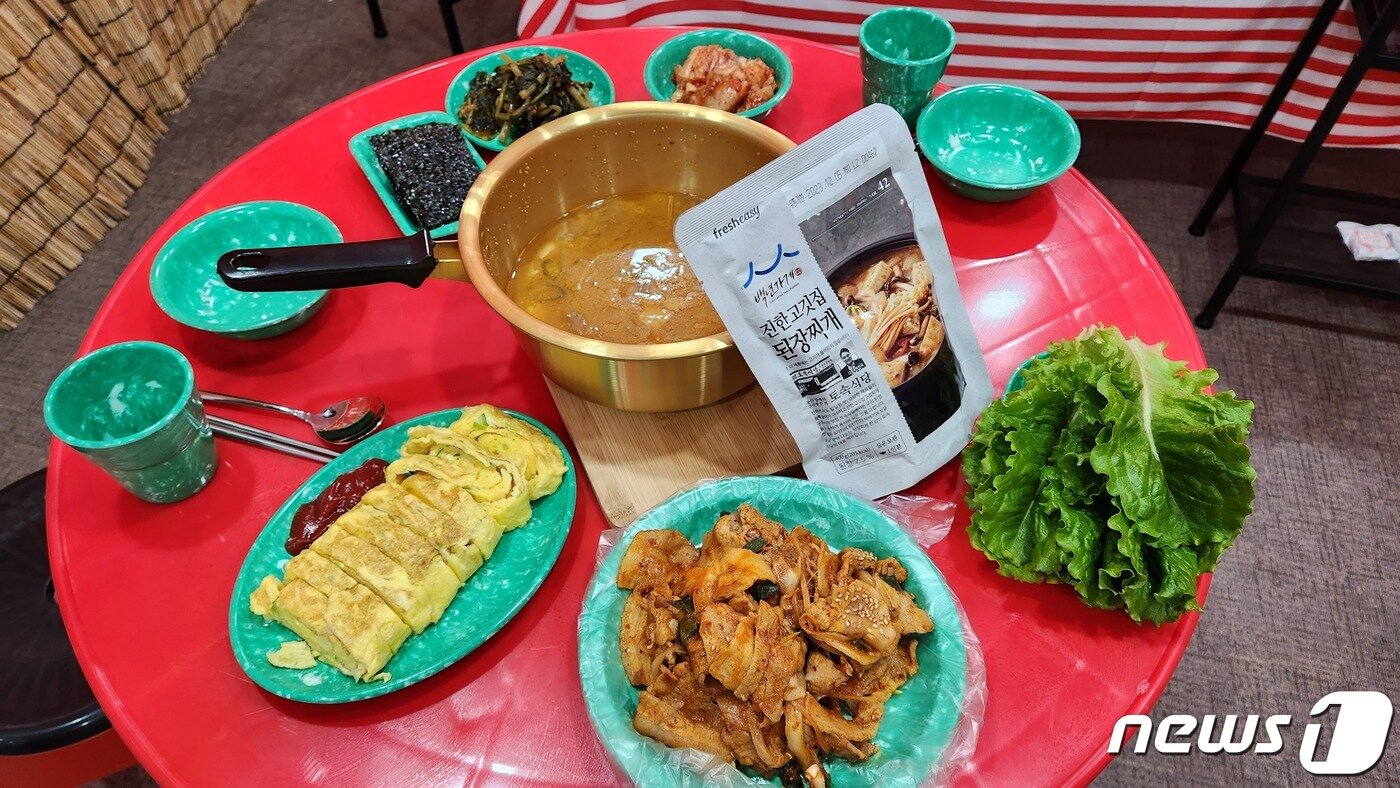 본문 이미지 - 소상공인 밀키트를 활용해 만들어진 음식.  2023.03.24/ ⓒ 뉴스1 김예원 기자