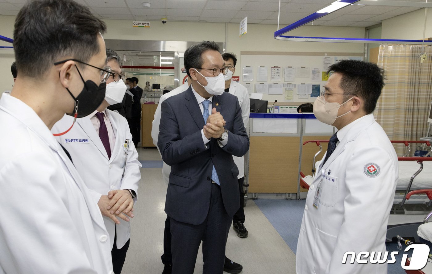 본문 이미지 - 박민수 보건복지부 제2차관이 24일 전남대학교병원을 찾아 의료진과 대화하고 있다. (보건복지부 제공) 2023.3.24/뉴스1