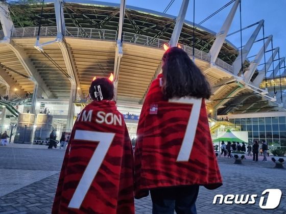 붉은악마 굿즈를 착용하고 경기장을 찾은 팬© News1 김도용 기자 