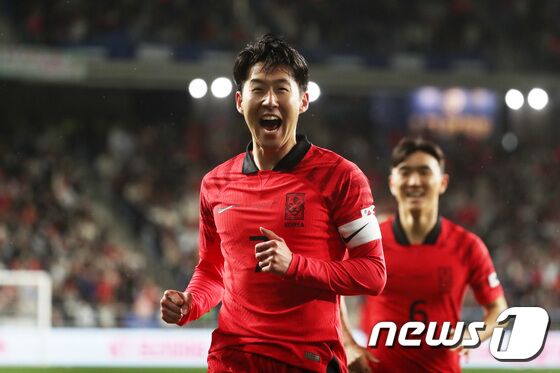 손흥민이 24일 오후 울산 문수축구경기장에서 열린 축구 국가대표 평가전 대한민국과 콜롬비아의 경기 전반전에서 선제골을 넣은 후 세리머니를 하고 있다. 2023.3.24/뉴스1 © News1 조태형 기자