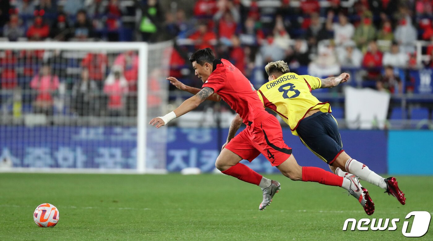 본문 이미지 - 김민재가 24일 오후 울산 문수축구경기장에서 열린 축구 국가대표 평가전 대한민국과 콜롬비아의 경기 전반전에서 콜롬비아의 공격을 저지하고 있다. 2023.3.24/뉴스1 ⓒ News1 이동해 기자