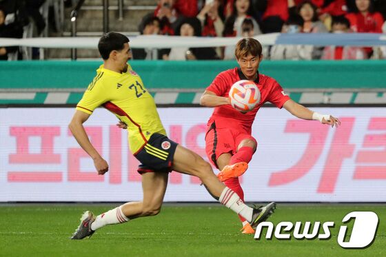 김진수가 24일 오후 울산 문수축구경기장에서 열린 축구 국가대표 평가전 대한민국과 콜롬비아의 경기 전반전에서 크로스를 올리고 있다. 2023.3.24/뉴스1 © News1 조태형 기자