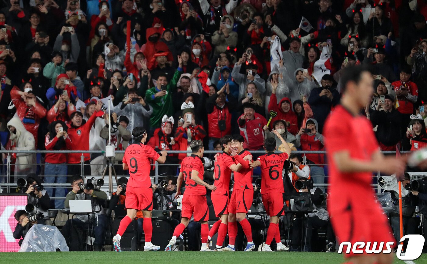 본문 이미지 - 손흥민이 24일 오후 울산 문수축구경기장에서 열린 축구 국가대표 평가전 대한민국과 콜롬비아의 경기 전반전에서 선제골을 넣은 뒤 동료들과 기쁨을 나누고 있다. 2023.3.24/뉴스1 ⓒ News1 이동해 기자