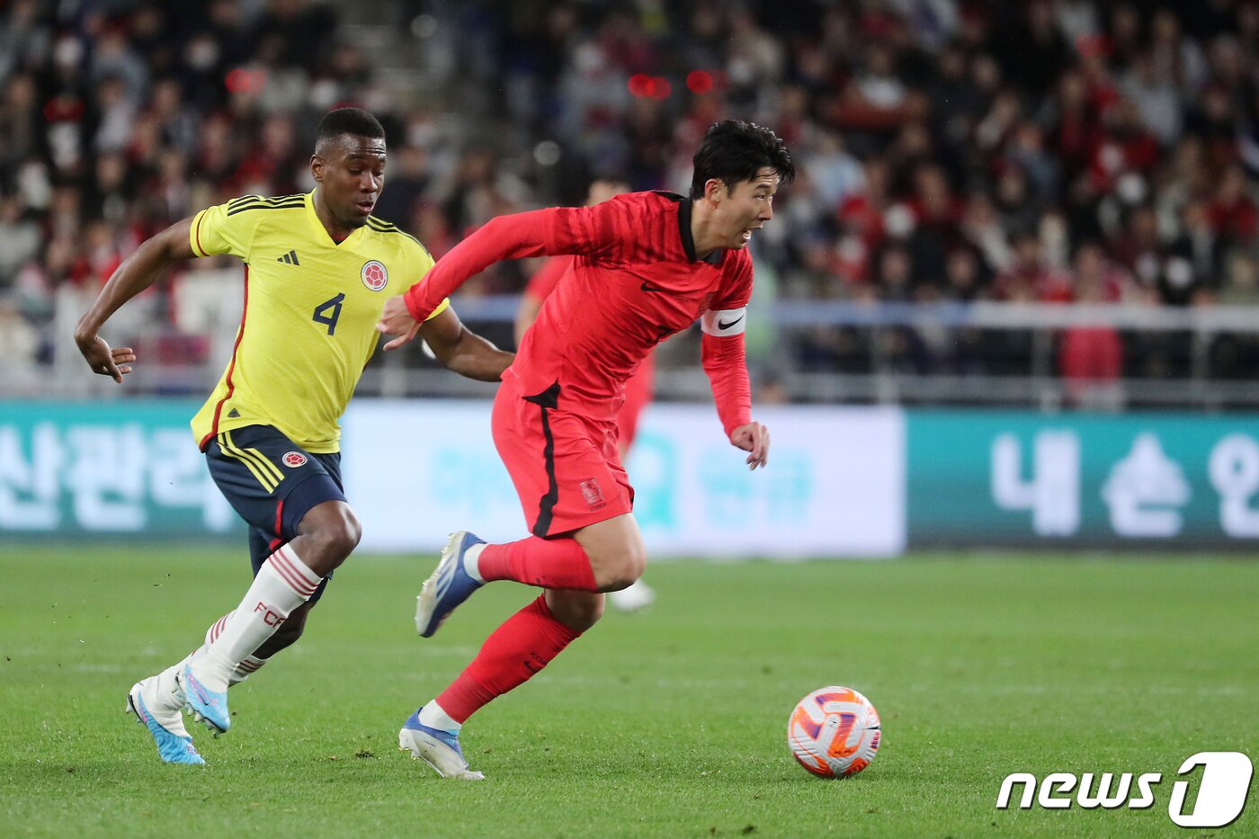 본문 이미지 - 손흥민이 24일 오후 울산 문수축구경기장에서 열린 축구 국가대표 평가전 대한민국과 콜롬비아의 경기 전반전에서 골문을 향해 쇄도하고 있다. 2023.3.24/뉴스1 ⓒ News1 조태형 기자