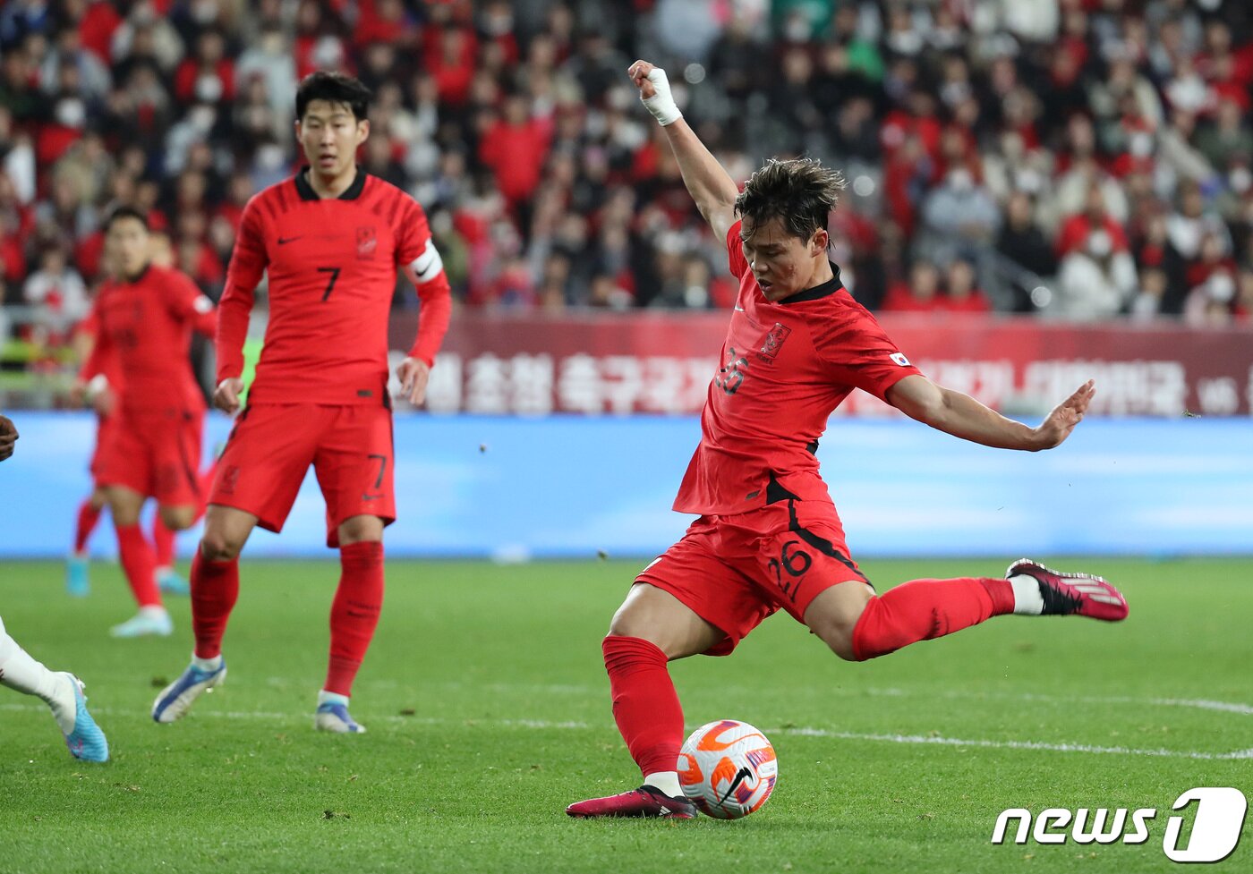 본문 이미지 - 오현규가 24일 오후 울산 문수축구경기장에서 열린 축구 국가대표 평가전 대한민국과 콜롬비아의 경기 후반전, 슛을 시도하고 있다. 2023.3.24/뉴스1 ⓒ News1 이동해 기자