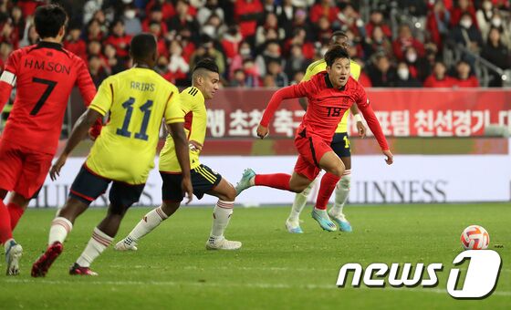이강인이 24일 오후 울산 문수축구경기장에서 열린 축구 국가대표 평가전 대한민국과 콜롬비아의 경기 후반전, 드리블 돌파를 시도하고 있다. 2023.3.24/뉴스1 © News1 이동해 기자
