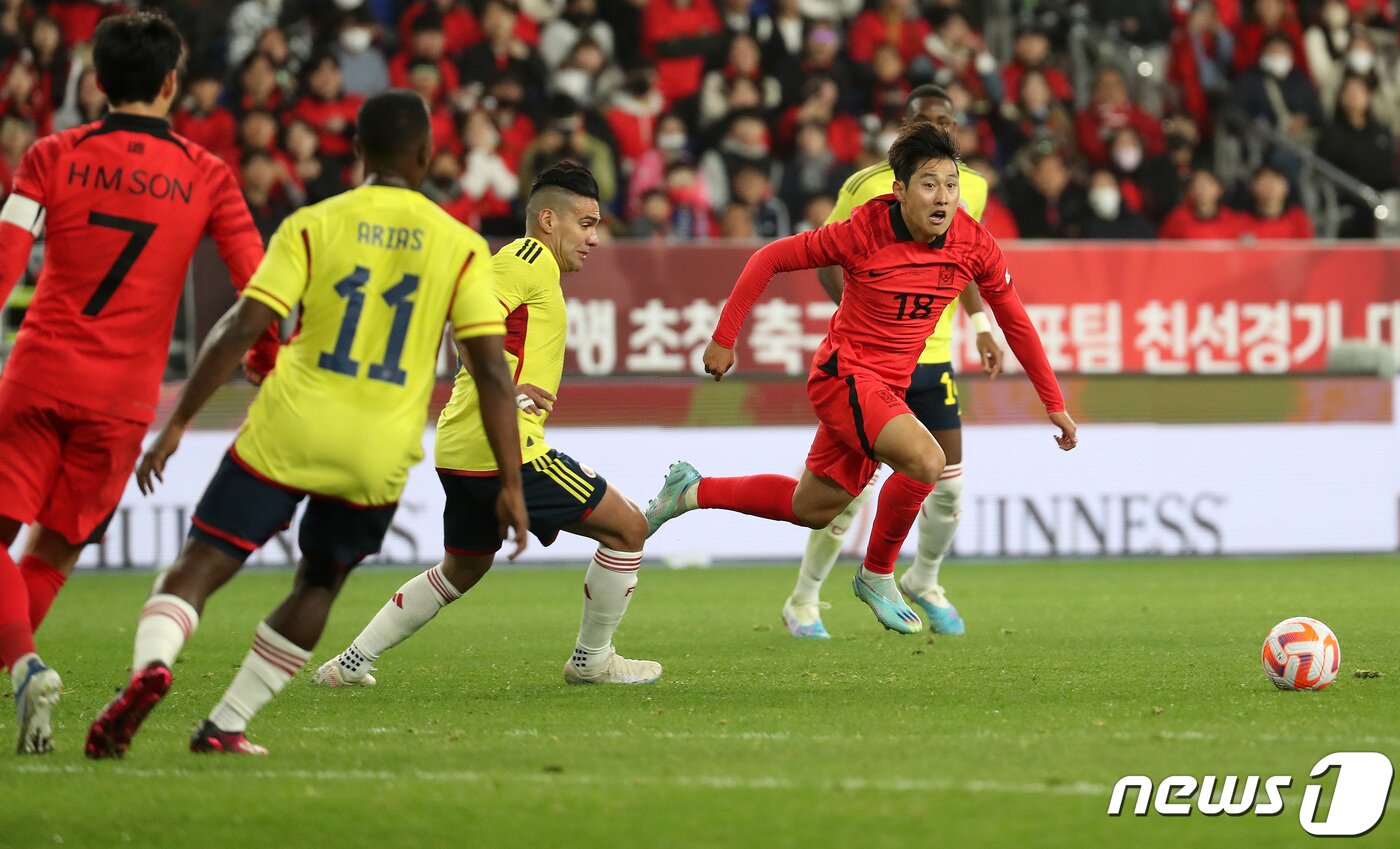 본문 이미지 - 이강인이 24일 오후 울산 문수축구경기장에서 열린 축구 국가대표 평가전 대한민국과 콜롬비아의 경기 후반전, 드리블 돌파를 시도하고 있다. 2023.3.24/뉴스1 ⓒ News1 이동해 기자