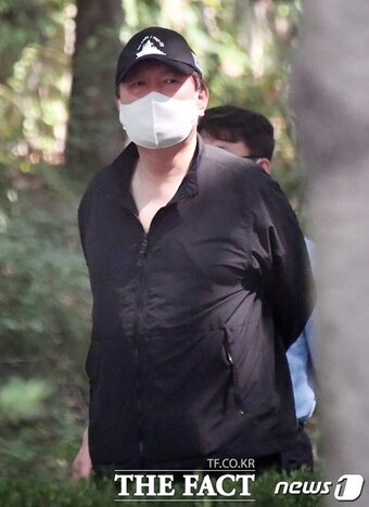 본문 이미지 - 윤석열 전 검찰총장이 지난 19일 서울 서초구 한 공원에서 천안함 로고가 그려진 모자를 쓰고 참모들과 산책하고 있다.2021.6.29(사진 더팩트)