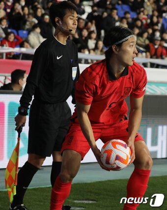 본문 이미지 - 조규성이 24일 오후 울산 문수축구경기장에서 열린 축구 국가대표 평가전 대한민국과 콜롬비아의 경기 전반전에서 스로인 준비를 하고 있다. 2023.3.24/뉴스1 ⓒ News1 김지혜 기자