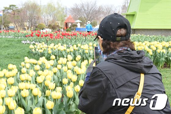 2023순천만국제정원박람회를 사전에 체험할 수 있는 '프레오픈' 행사가 25일 순천만국가정원 등 박람회장 전역에서 열렸다. 이날 관람객들은 향긋한 봄내음과 함께 정원을 거닐며 소중한 추억을 담아갔다.2023.3.25/뉴스1 © News1 김동수 기자