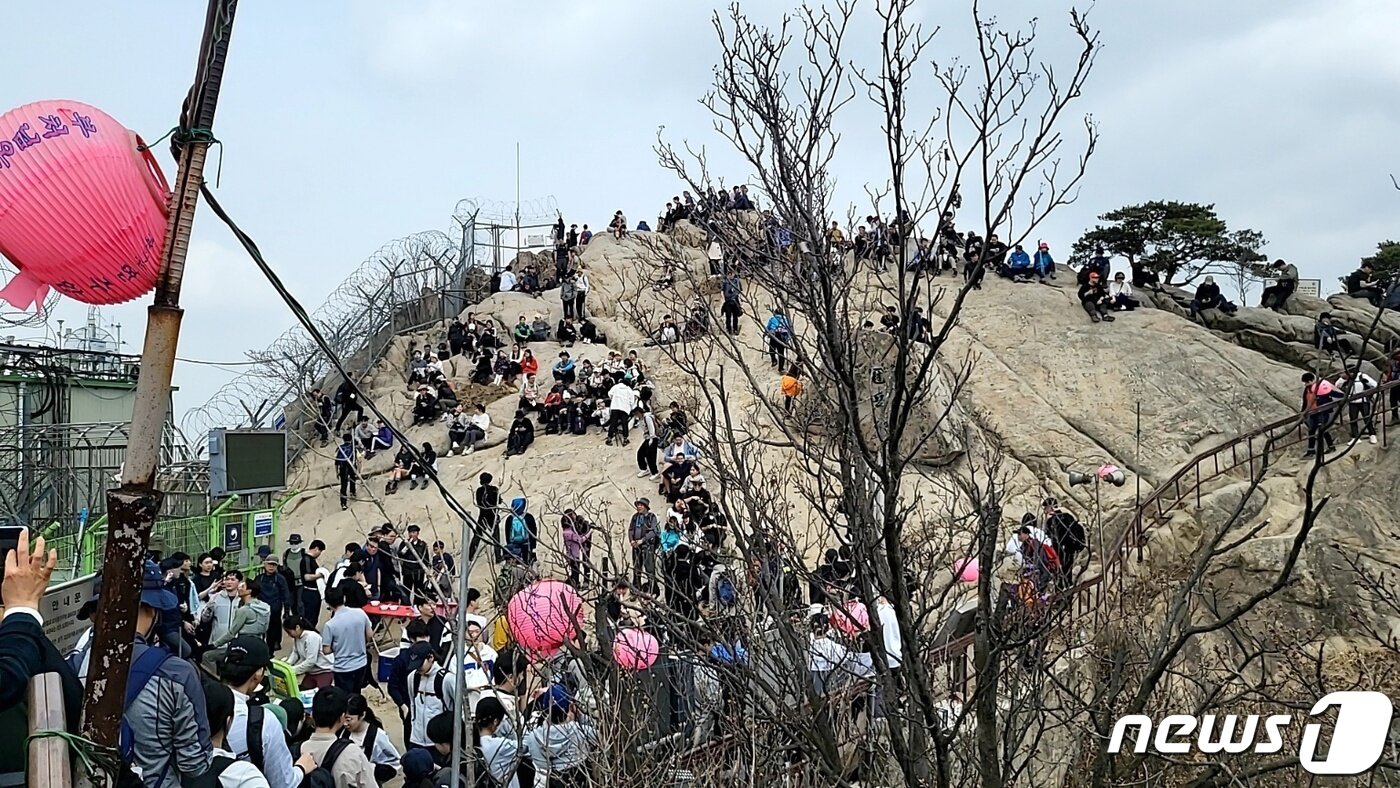 본문 이미지 - 25일 오전 관악산 정상의 모습.(독자 제공)