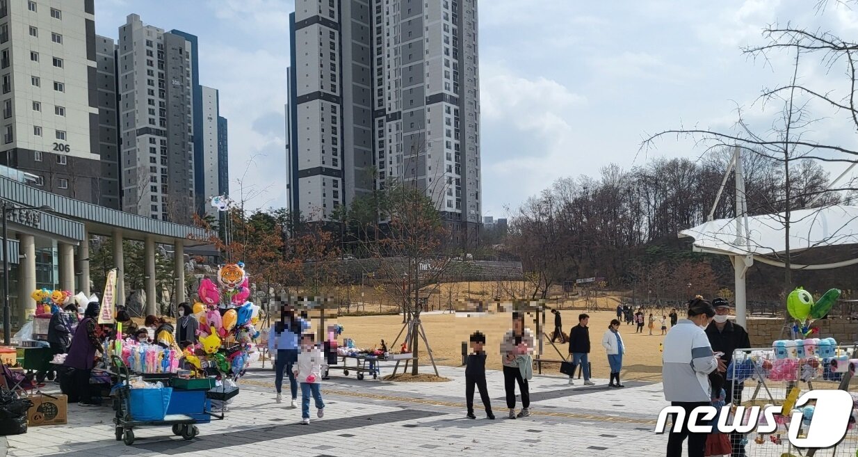 본문 이미지 - 25일 강원 원주문화원에서 어린이 행사가 열린 가운데, 이날 문화원 주변에 나들이객이 붐비고 있다. (독자 제공) 2023.3.25/뉴스1
