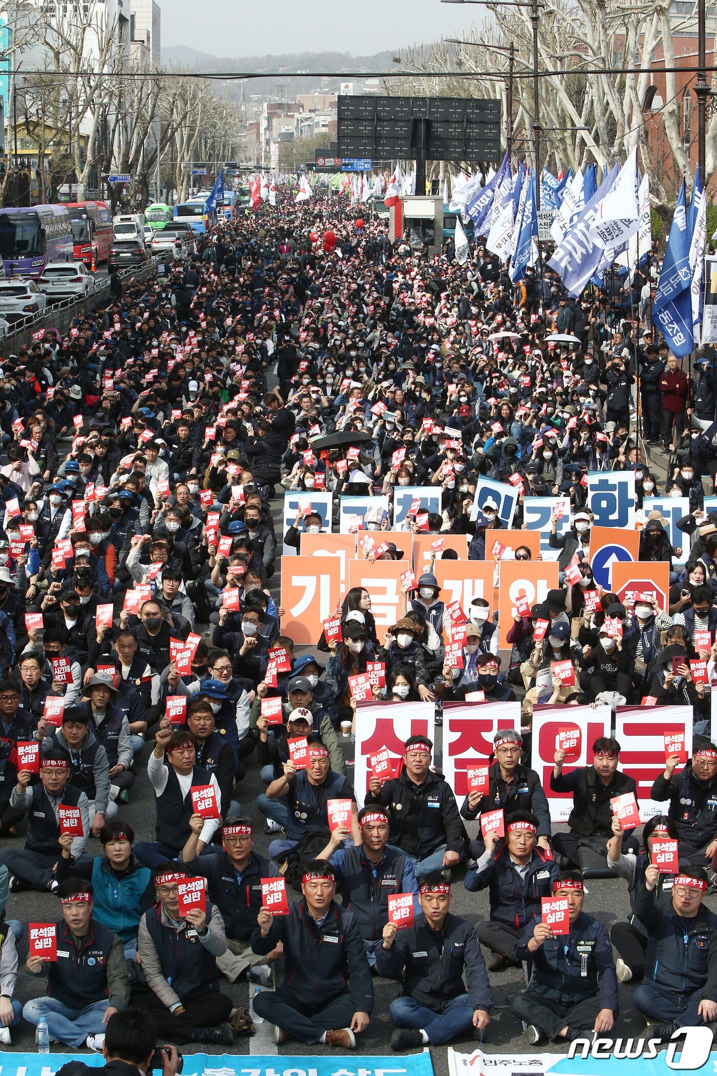 본문 이미지 - 25일 서울 종로구 대학로에서 열린 민주노총 2023 투쟁선포대회에서 양경수 위원장 및 참석자들이 윤석열 정부를 규탄하는 메시지가 적힌 피켓을 들고 구호를 외치고 있다. (공동취재) 2023.3.25/뉴스1 ⓒ News1 임세영 기자