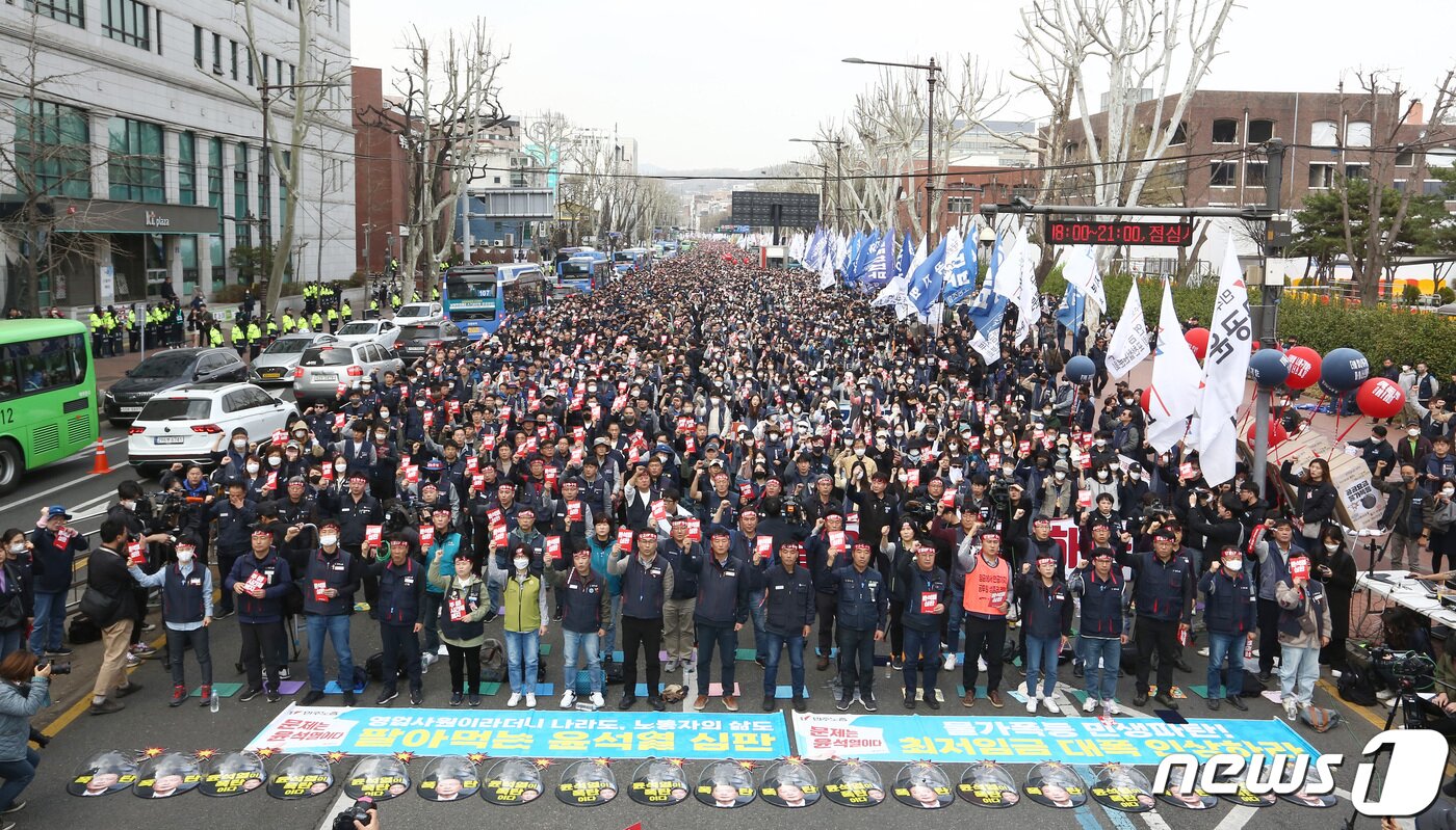 본문 이미지 - 25일 서울 종로구 대학로에서 열린 민주노총 2023 투쟁선포대회에서 양경수 위원장 및 참석자들이 윤석열 정부를 규탄하는 메시지가 적힌 피켓을 들고 구호를 외치고 있다. (공동취재) 2023.3.25/뉴스1 ⓒ News1 임세영 기자