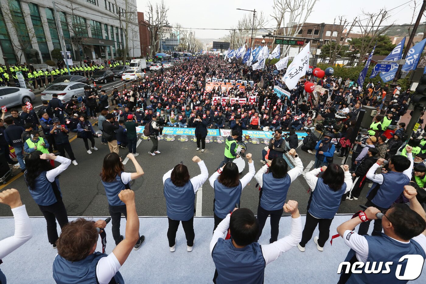 본문 이미지 - 25일 서울 종로구 대학로에서 열린 민주노총 2023 투쟁선포대회에서 양경수 위원장 및 참석자들이 윤석열 정부를 규탄하는 메시지가 적힌 피켓을 들고 구호를 외치고 있다. (공동취재) 2023.3.25/뉴스1 ⓒ News1 임세영 기자