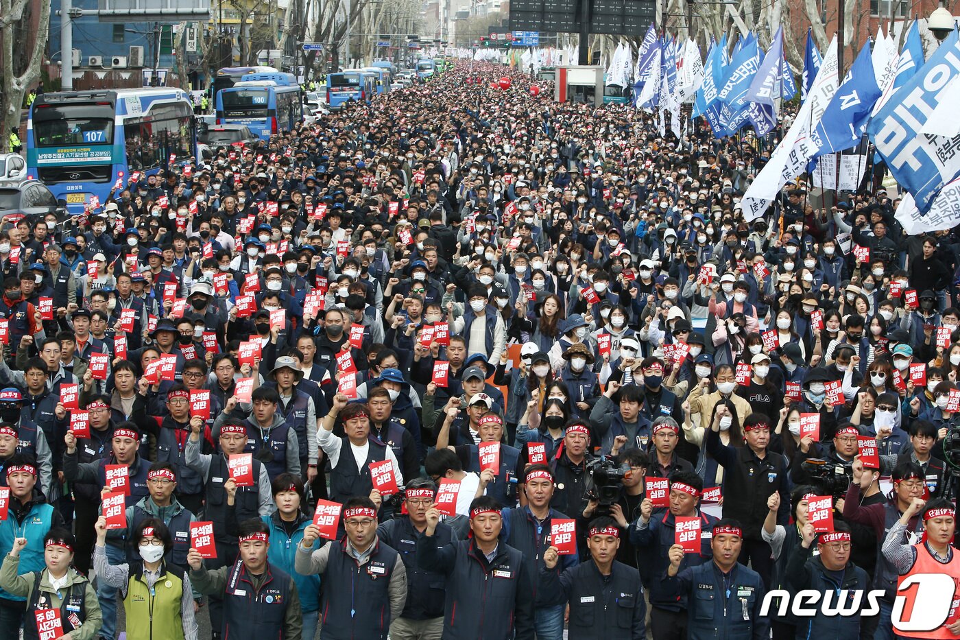 본문 이미지 - 25일 서울 종로구 대학로에서 열린 민주노총 2023 투쟁선포대회에서 양경수 위원장 및 참석자들이 윤석열 정부를 규탄하는 메시지가 적힌 피켓을 들고 구호를 외치고 있다. (공동취재) 2023.3.25/뉴스1 ⓒ News1 임세영 기자