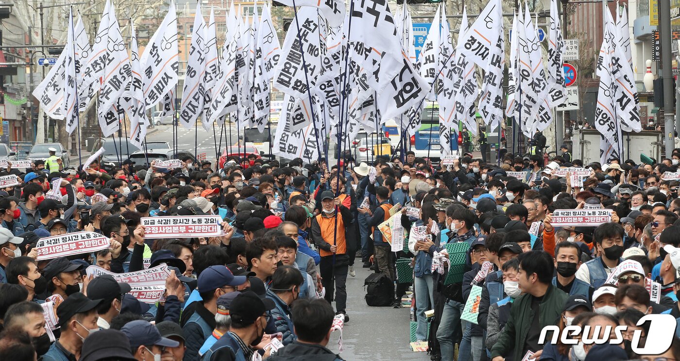 본문 이미지 - 25일 서울 종로구 대학로에서 열린 우체국 택배노동자 총력 결의대회에서 참석자들이 일방적 물량 감축, 강제적 구역 조정 등을 규탄하며 임금삭감 결사 저지를 외치고 있다. 2023.3.25/뉴스1 ⓒ News1 임세영 기자