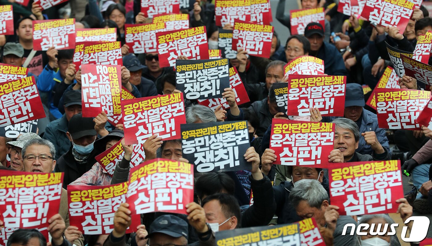 본문 이미지 - 25일 오후 서울 중구 청계천에서 열린 공안탄압분쇄, 농민생존권 쟁취 전국농민대회에서 참가자들이 구호를 외치고 있다. 2023.3.25/뉴스1 ⓒ News1 김진환 기자
