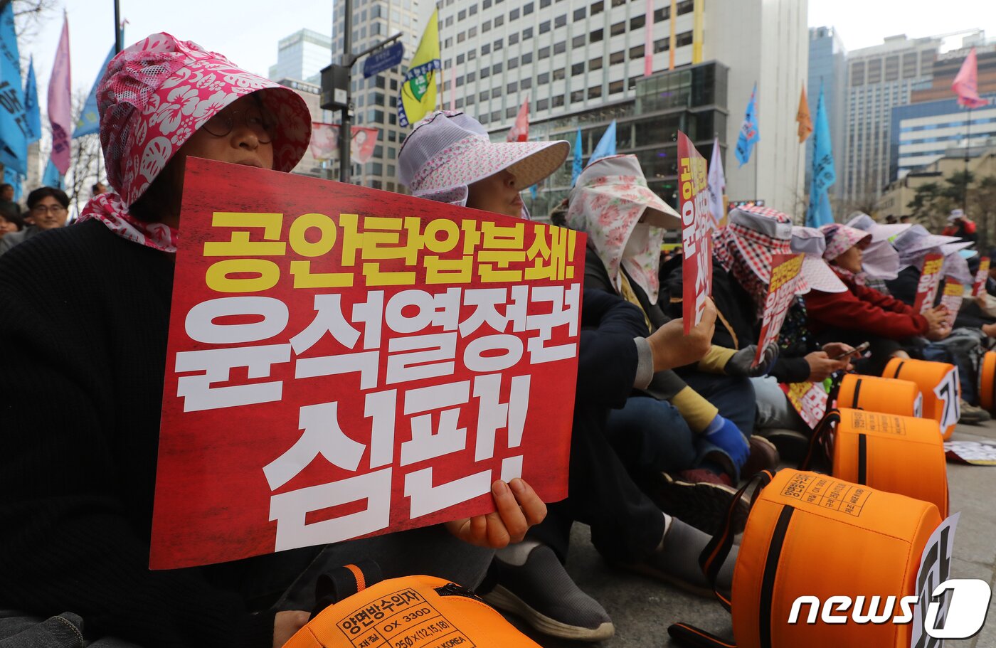 본문 이미지 - 25일 오후 서울 중구 청계천에서 열린 공안탄압분쇄, 농민생존권 쟁취 전국농민대회에서 참가자들이 구호를 외치고 있다. 2023.3.25/뉴스1 ⓒ News1 김진환 기자