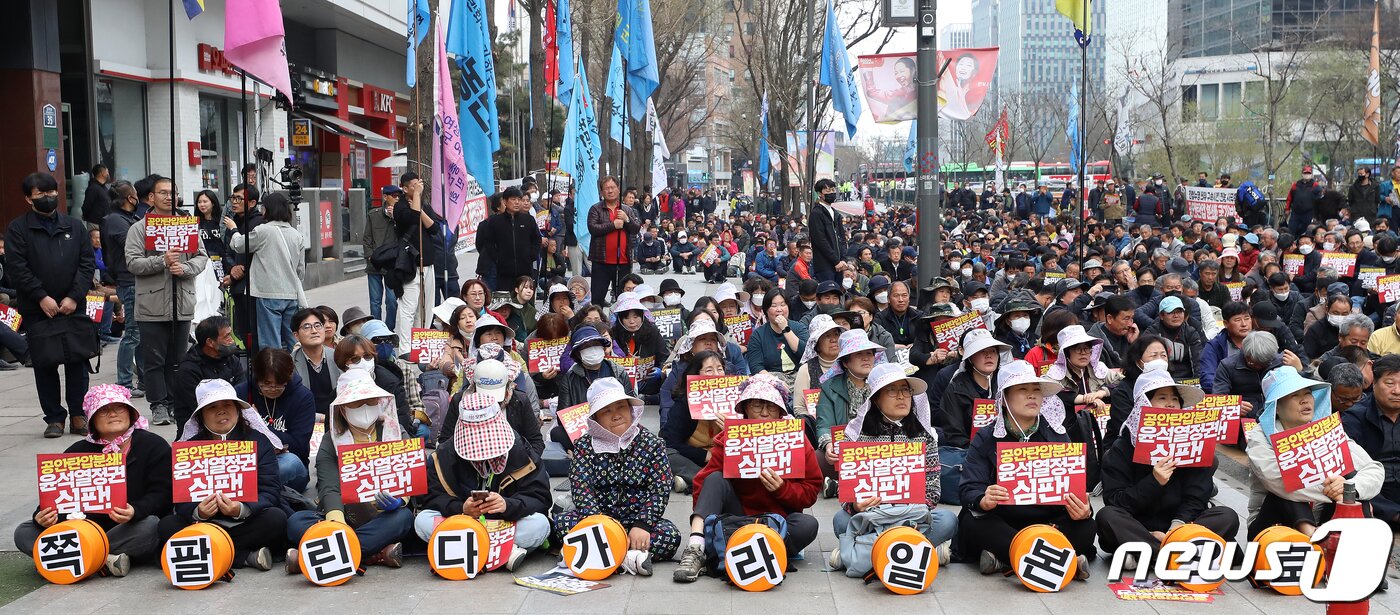 본문 이미지 - 25일 오후 서울 중구 청계천에서 열린 공안탄압분쇄, 농민생존권 쟁취 전국농민대회에서 참가자들이 구호를 외치고 있다. 2023.3.25/뉴스1 ⓒ News1 김진환 기자