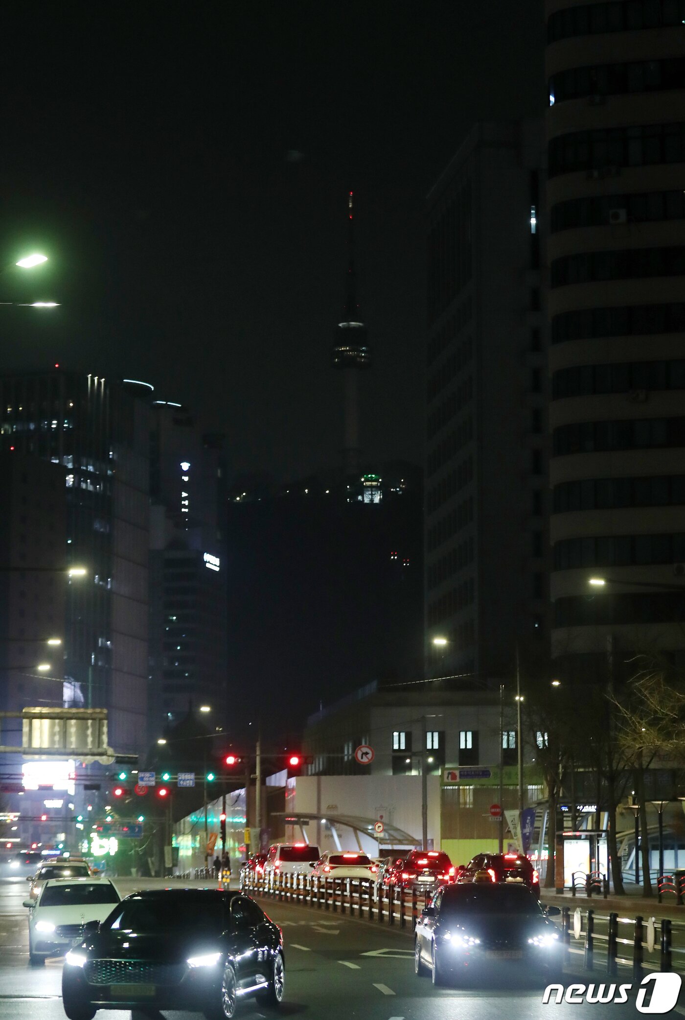 본문 이미지 - 지구촌 전등 끄기 행사 '어스아워 캠페인'이 열린 25일 서울 남산 타워에 불이 꺼져 있다.  2023.3.25/뉴스1 ⓒ News1 김진환 기자